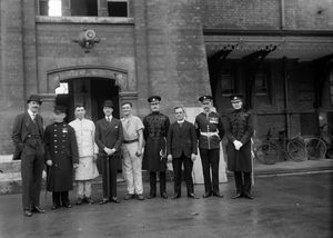 아일랜드 근위대원들, 1914년 이전의 사진. 알렉산더는 사복을 입고 왼쪽에서 네 번째에 서 있다.