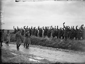 조지 6세 국왕과 함께 1939년 12월 프랑스 바시 인근에서 알렉산더의 제1사단 소속 제1보병 여단(근위대)의 일부인 제2대대, 햄프셔 연대의 병사들을 사열하는 명예 해럴드 알렉산더 소장