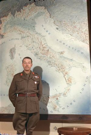 이탈리아 지도를 배경으로 서 있는 연합군 최고 사령관 알렉산더.