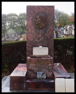 페르 라셰즈 묘지에 있는 앙리 바르뷔스의 묘