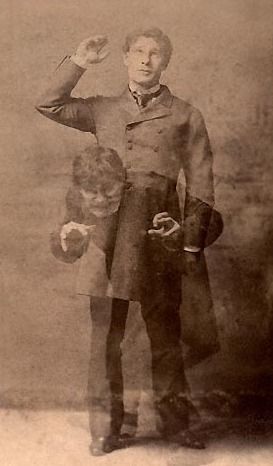 리처드 맨스필드는 이 이중 노출로 묘사된 그의 이중 역할로 가장 잘 알려졌다. 이 연극 각색은 소설 출판 1년 후인 1887년 보스턴에서 초연되었다. 1895년 사진.