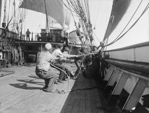 돛을 올리는 뱃사람들