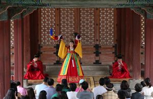 나이팅게일의 움직임을 묘사한 한국 궁중 무용, 춘앵전