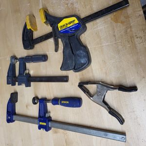 목공 클램프. 왼쪽 위 두 개는 F형 클램프이다. 오른쪽에 있는 것은 퀵 그립(quick-grip) Irwin 클램프이다. 아래 가운데는 스프링 클램프이다.