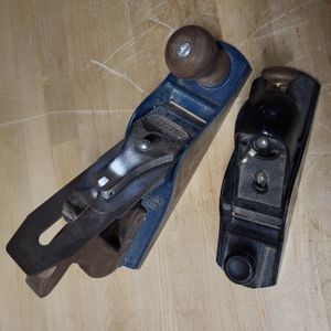 두 개의 목공 수동 대패