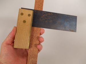 직각자. 목공에서 일반적으로 90도 각도로 사용되는 직각자의 일반적인 스타일