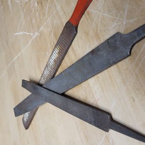 위 두 개는 줄이다. 아래(주황색 손잡이) 도구는 줄칼이다.