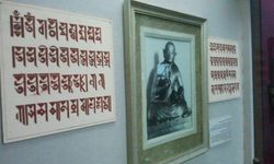 자나바자르 불상 사진과 양옆의 소욤보 문자