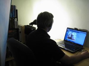 로제타 스튜디오를 통해 학습자가 선생과 대화하고 있다.