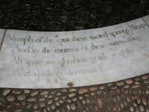 1748년경(복제품 전시) 영국의 스토헤드의 신고전주의 동굴에 새겨진 비문. 고전 시대 이후 산세리프 서체를 사용한 최초의 사례 중 하나.