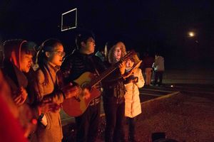 캠프파이어에서 노래하는 중국 기독교인들