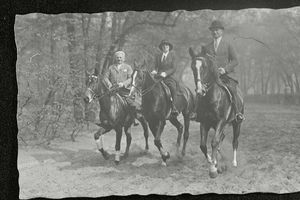 요제프와 프리데리케 (왼쪽, 가운데) 승마