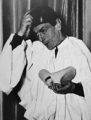 에두아르도 데 필리포의 풀치넬라 연기.