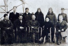 추이코프 (앞줄 왼쪽에서 두 번째)와 중화민국 총통 장제스 (앞줄 중앙), 1941년 중국 주재 소련군 수석 고문으로 활동하는 동안