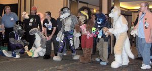 『Midwest FurFest 2006』에서 경주에 참가하는 퍼리 팬.
