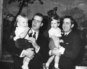 후안 카를로스 왕자(왼쪽)와 아들 펠리페, 매형 그리스의 콘스탄티노스 2세(오른쪽)와 그의 아들 파블로스 (1968년)