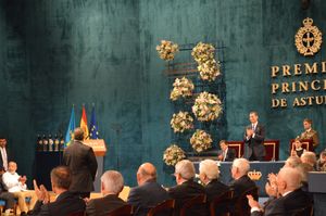 펠리페 6세가 2015년 아스투리아스 공작 부인상 시상식을 주재하는 모습, 오비에도