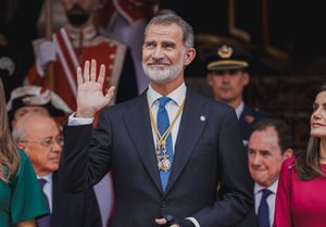 2023년 11월 제15대 코르테스 제네랄 개회식에서 시민들에게 인사하는 펠리페 6세 국왕.
