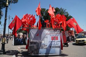 2022년 마라케시의 기념품 가게, 무함마드 6세와 게르구에라트 국경 초소를 묘사한 사진이 걸려있다.