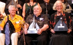 2008년 휴고상을 들고 포즈를 취한 데이비드 하트웰, 찰스 N. 브라운, 코니 윌리스