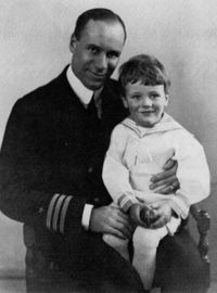 어린 시절 아버지 로버트 트레일 스펜스 로웰 3세와 함께 있는 로웰, 1920년경