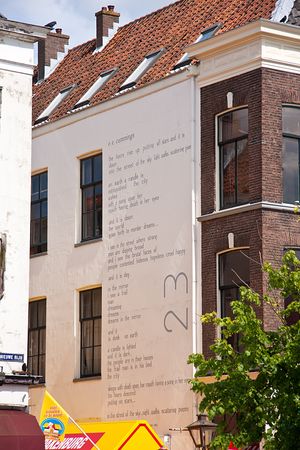 레이던의 벽에 적힌 "the hours rise up"