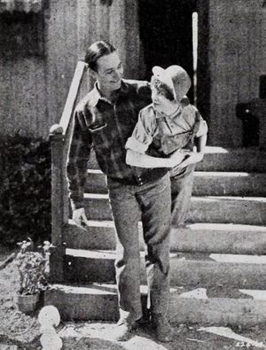 영화 마이크 (1926)의 한 장면으로 헤인즈와 샐리 오닐이 출연했다.