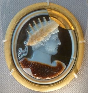 헬리오스, 아폴론, 유피테르의 속성을 가진 콤모두스, 서기 2세기 후반, 사도닉스 카메오 릴리프, 에르미타주 미술관, 상트페테르부르크