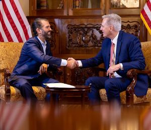 2023년 하원 의장 케빈 매카시와 함께 있는 트럼프 주니어