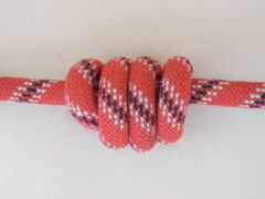 키푸의 매듭의 예. 이 매듭은 4회 감겨 있으며, 4를 나타낸다.