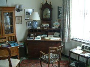 존 베처먼 센터 기념품실, 트레베서릭에 있는 그의 집 사무실 모습.