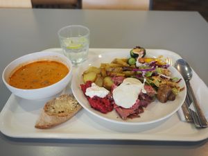 많은 식당에서는 정해진 양 대신 뷔페로 점심을 제공한다.