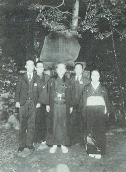 "고향의" 시비 제막식에서의 촬영뒷줄 오쓰카 토루, 야기 요시미앞줄 요시카와 노리히코, 로후, 나카 부인