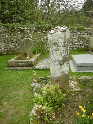 프레베르의 무덤, 알렉상드르 트라우너의 옆에 있다.