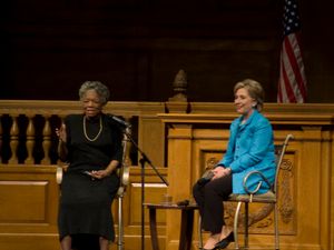 2008년 노스캐롤라이나에서 열린 행사에서 앤절루와 힐러리 클린턴