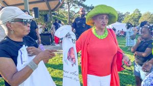 바바라 에이버리(Barbara Avery)와 배우 대프니 맥스웰 레이드(Daphne Maxwell Reid)가 제임스 에이버리의 고향인 버지니아주 서폭(Suffolk, Virginia)에서 열린 제1회 에이버리페스트(AveryFest)에 참석한 모습