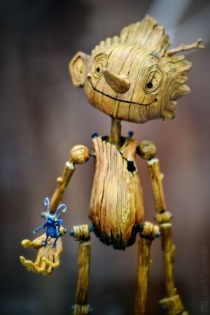 기예르모 델 토로의 피노키오(Guillermo del Toro's Pinocchio, 2022)에 사용된 피노키오와 세바스찬의 수지 조각
