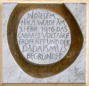 카바레 볼테르에 다다 탄생을 기념하는 현판