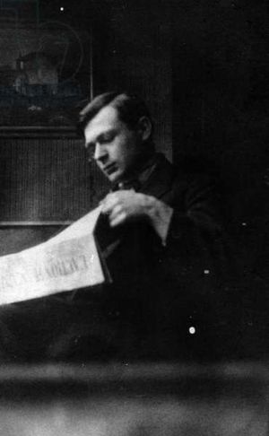 차라는 1920년대에 프랑스 민족주의 신문인 L'Action Française를 읽고 있다, 아르시브 샤르메.