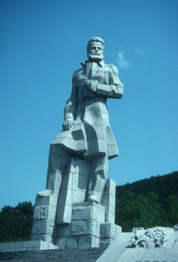 보테프의 고향인 칼로페르에 있는 보테프 기념비