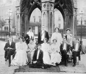 서순(앞줄)과 그의 형제 하모, 그리고 1906년 케임브리지 대학교 5월 무도회 다음 날 아침 다른 학생들과 함께 찍은 사진