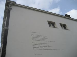 헤이그 벽에 적힌 시그프리드 서순의 시 "모두가 노래했다"