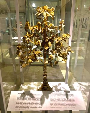 샴의 조공국들은 방콕 궁정에 정기적으로 의례적인 금과 은 나무를 조공해야 했다.