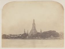 1862년 왓 아룬 사진. 톤부리와 라타나코신 시대의 주요 사찰; 사찰의 상징적인 중앙 프라(Prang)는 라마 3세 통치 기간에 현재의 모습으로 재건되었다.