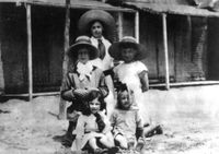 1911년, 토마스 만을 만났던 바로 그 해 여름 베네치아에서 촬영된 모에스 남작(가운데 왼쪽 소년)그와 함께 있는 사람은 그의 누나(오른쪽)와 여동생들(아래쪽), 친구 얀 후다코프스키(애칭 '야스', 위쪽 인물)이 사진 당시 남작은 11번째 생일을 맞기 직전으로 아직 10세였다.