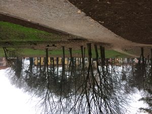 레냐노의 파르코 카스텔로 전경. 배경에는 레냐노 코무네에 속하는 코스타 산 조르조 지구가 보이며, 전경에는 레냐노 전투 현장이었을 수 있는 절벽의 일부가 보인다. 산 조르조 수 레냐노 지자체의 영토는 코스타 산 조르조 지구 너머에 위치해 있다