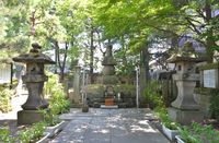 고토쿠지 경내 묘소
