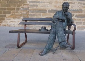 스페인 바에사 산 파블로 거리의 안토니오 마차도 동상