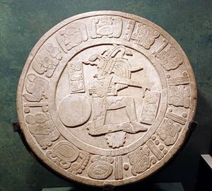 멕시코 친쿨틱의 고전 마야 문명 유적에서 나온 볼 게임 마커. 공을 차는 선수가 완전 무장을 하고 있다