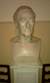 카바피 아파트에 있는 카바피 흉상